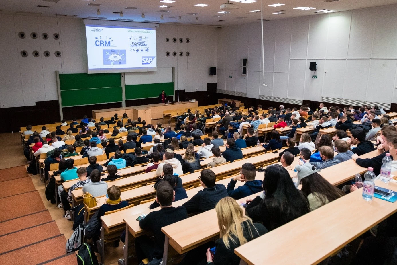Az oktatók figyelembe veszik a hallgatói véleményeket a tantárgyak fejlesztésénél.jpg